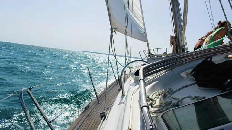 Voilier voguant vers le rivage